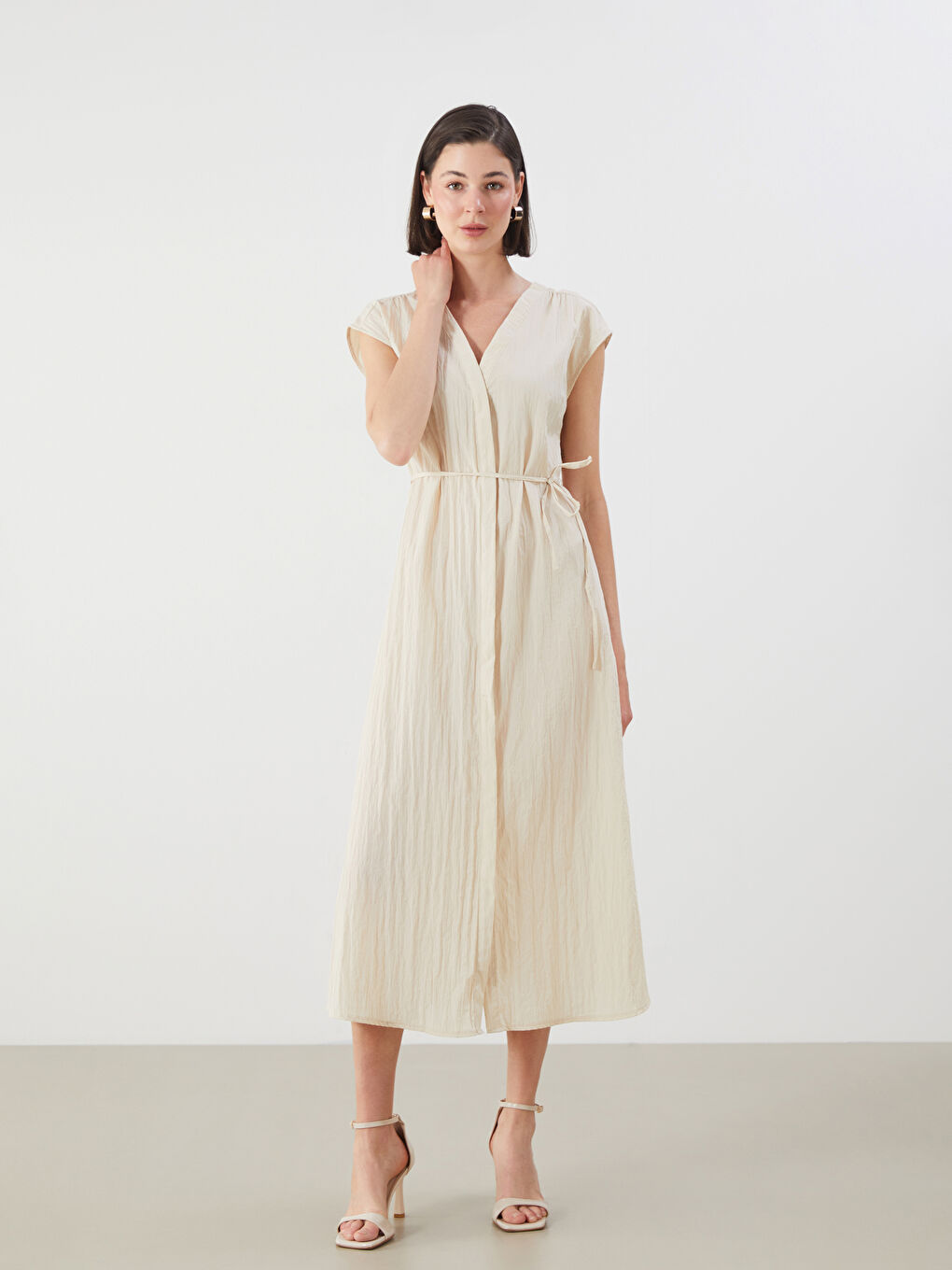 فستان مزخرف بياقة على شكل حرف V