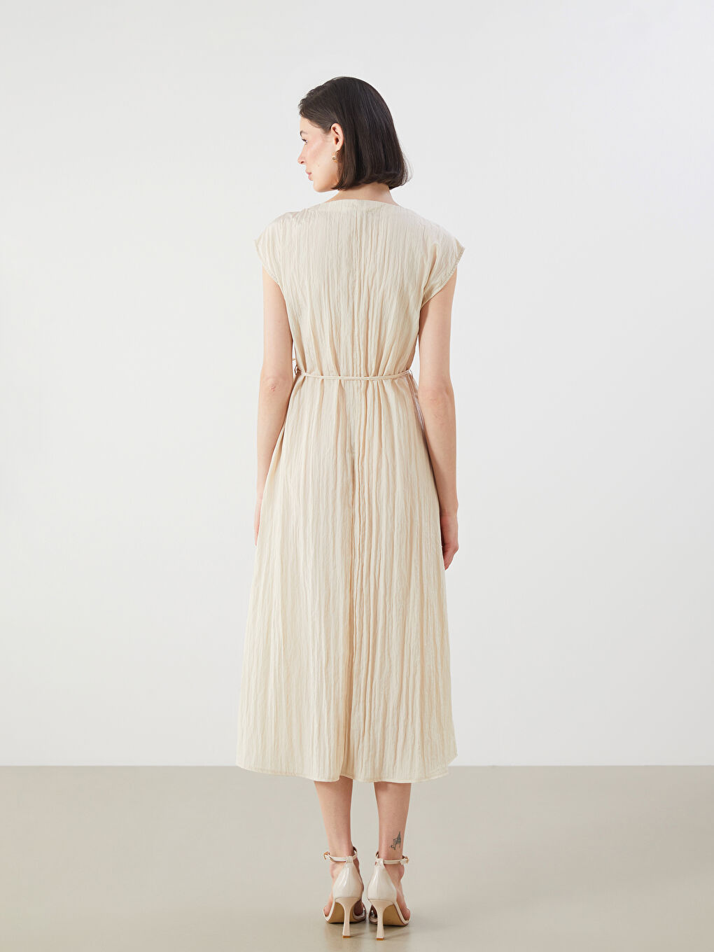 فستان مزخرف بياقة على شكل حرف V-3