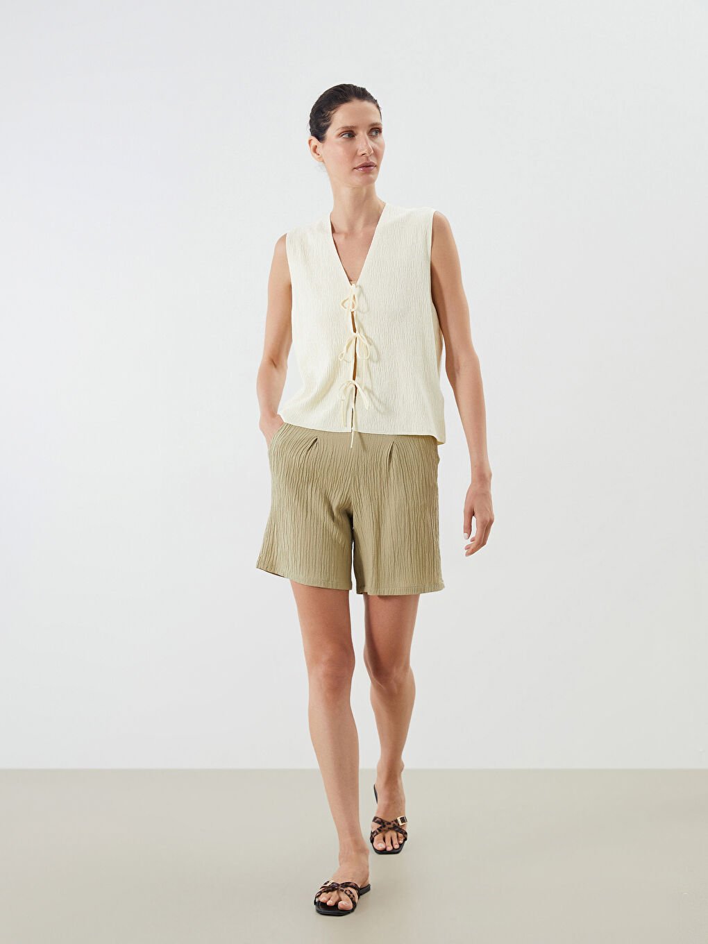 Yeşil Beli Lastikli Dokulu Kadın Şort