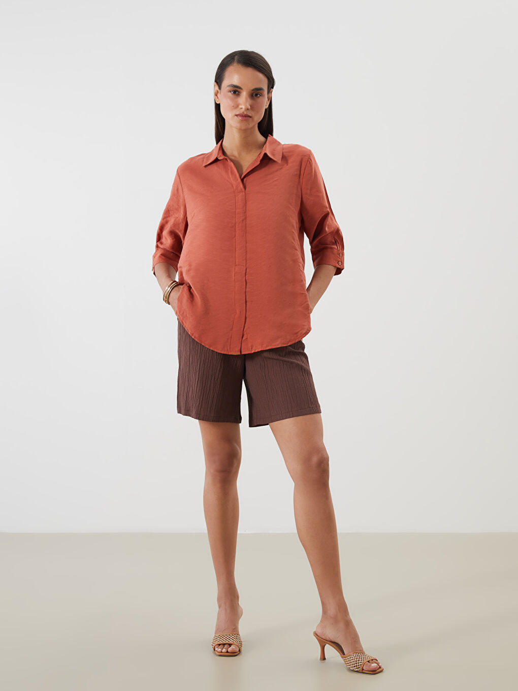 Kahverengi Beli Lastikli Dokulu Kadın Şort