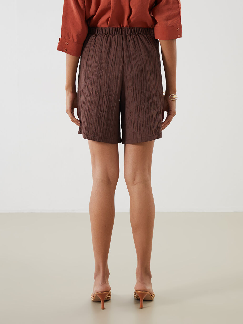 Kahverengi Beli Lastikli Dokulu Kadın Şort-3