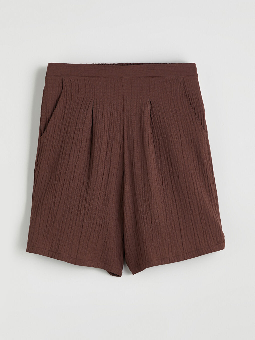 Kahverengi Beli Lastikli Dokulu Kadın Şort-4