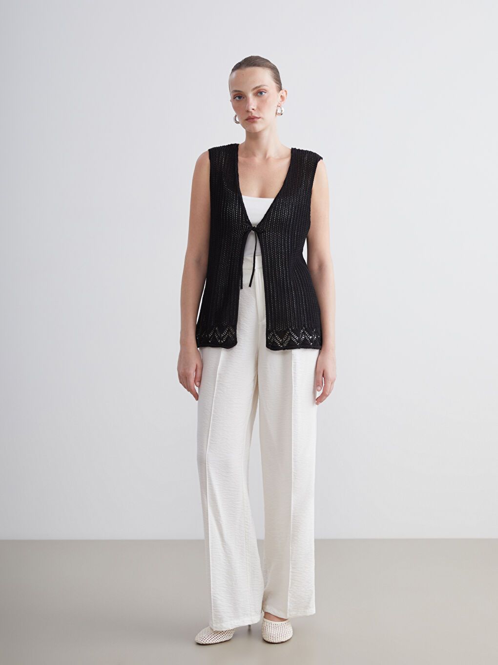 Siyah V Yaka Ajurlu Kadın Triko Yelek-1