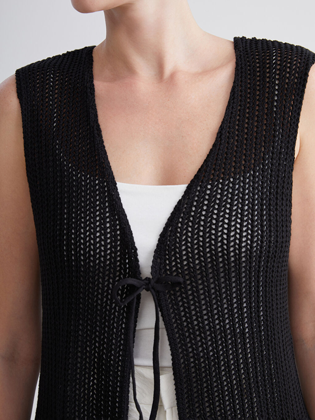 Siyah V Yaka Ajurlu Kadın Triko Yelek-2