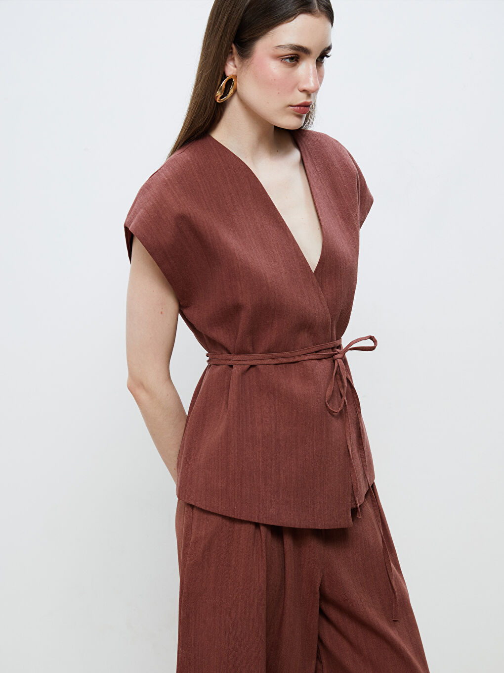 Kahverengi Kruvaze Yaka Keten Görünümlü Bluz