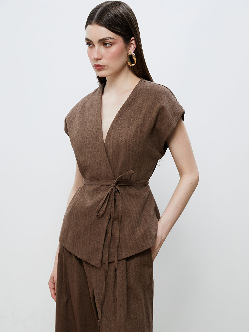 Kahverengi Kruvaze Yaka Keten Görünümlü Bluz