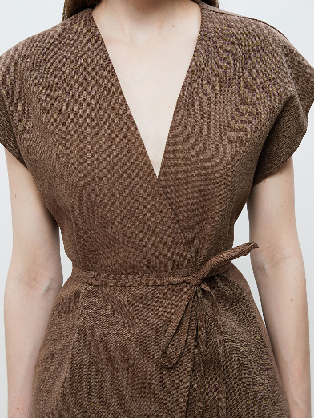 Kahverengi Kruvaze Yaka Keten Görünümlü Bluz-2