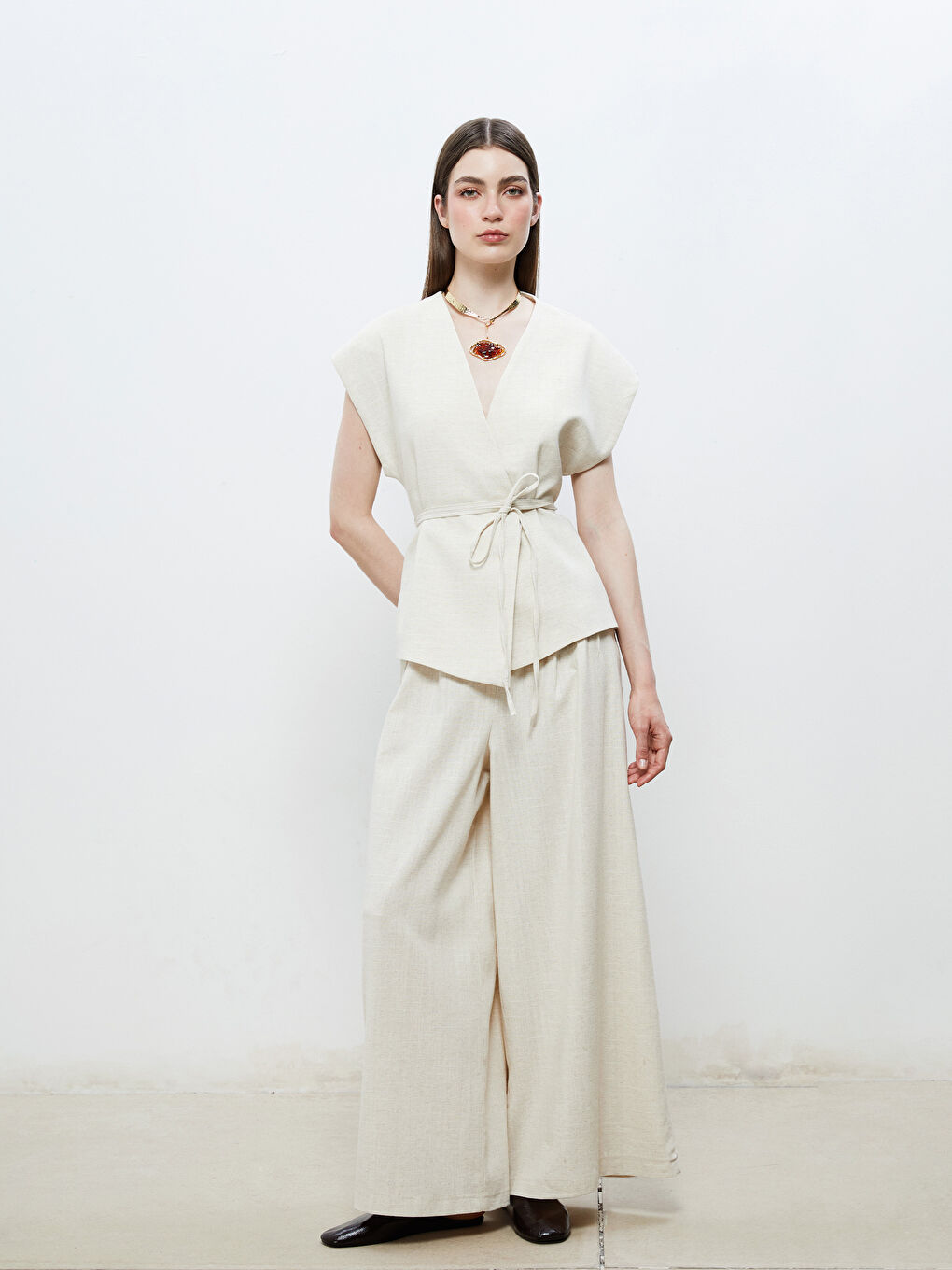 Beyaz Kruvaze Yaka Keten Görünümlü Bluz-1