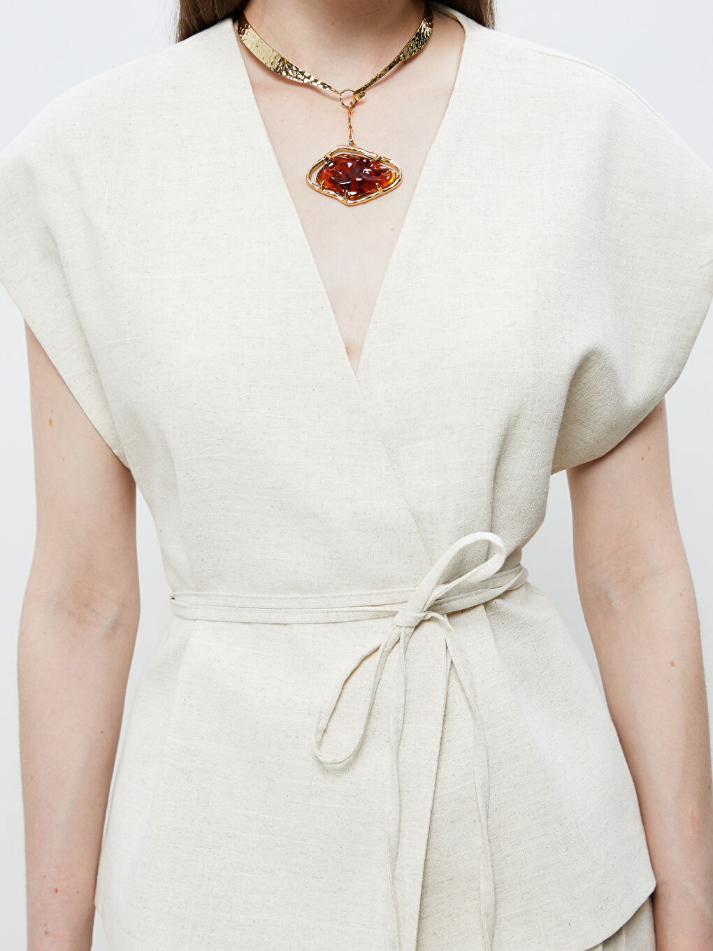 Beyaz Kruvaze Yaka Keten Görünümlü Bluz-2