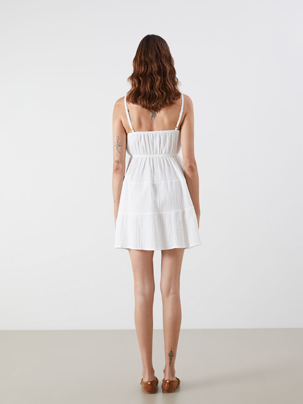 Beyaz Kare Yaka Dokulu Katkat Mini Elbise-3