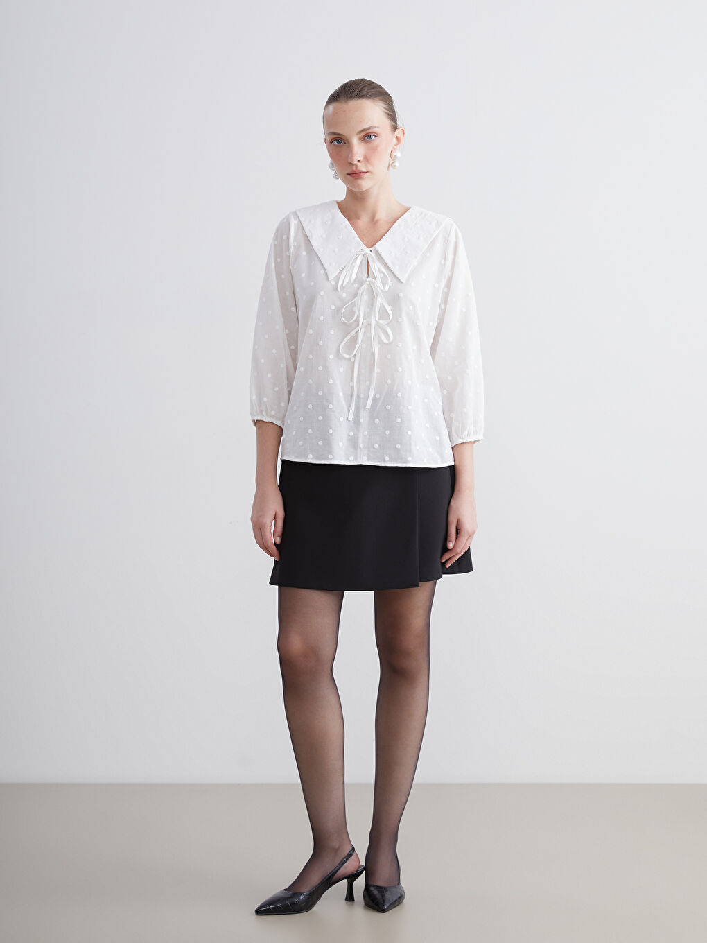 Beyaz Bebe Yaka Nakışlı Fiyonklu Bluz-1