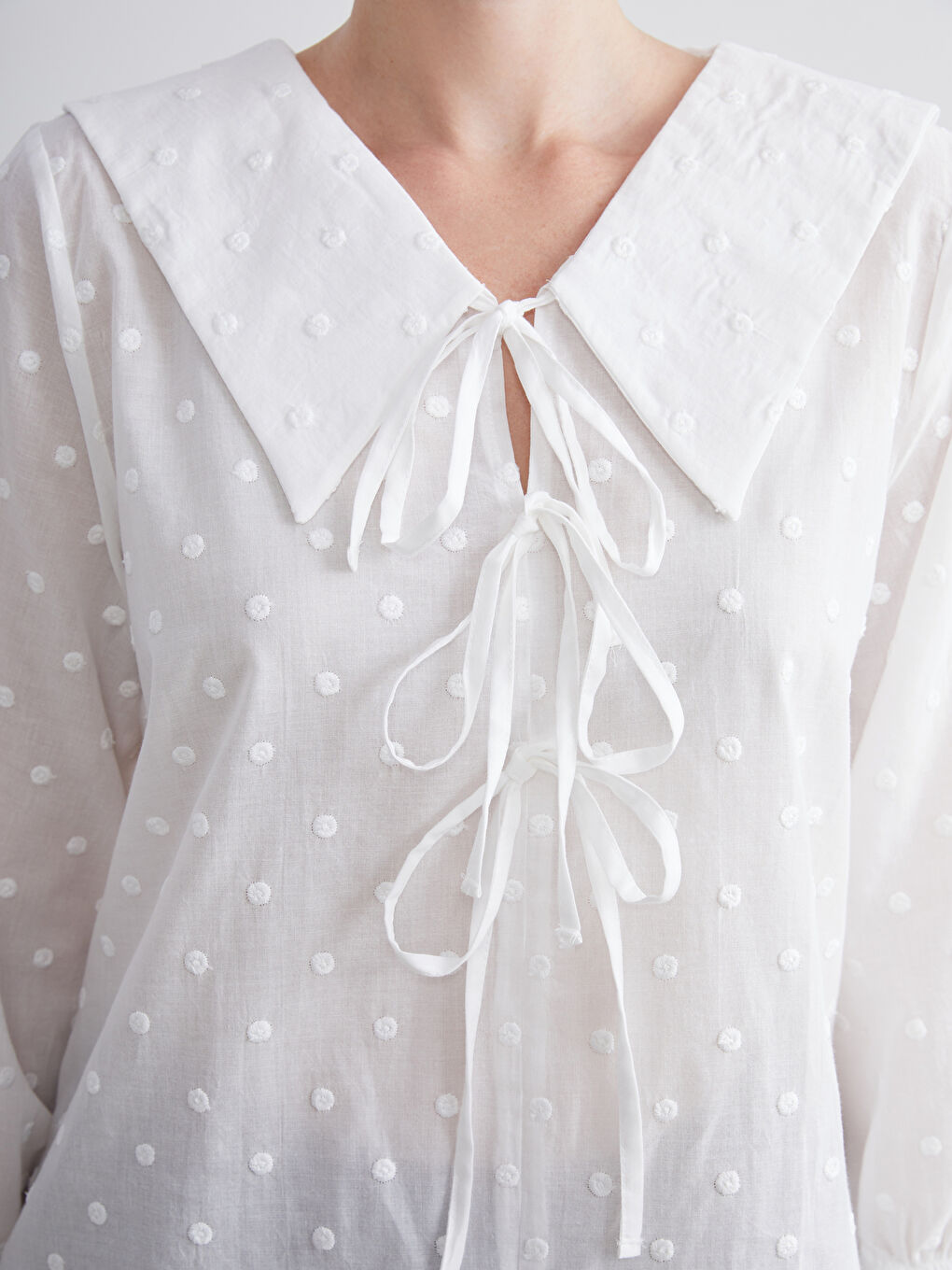 Beyaz Bebe Yaka Nakışlı Fiyonklu Bluz-2