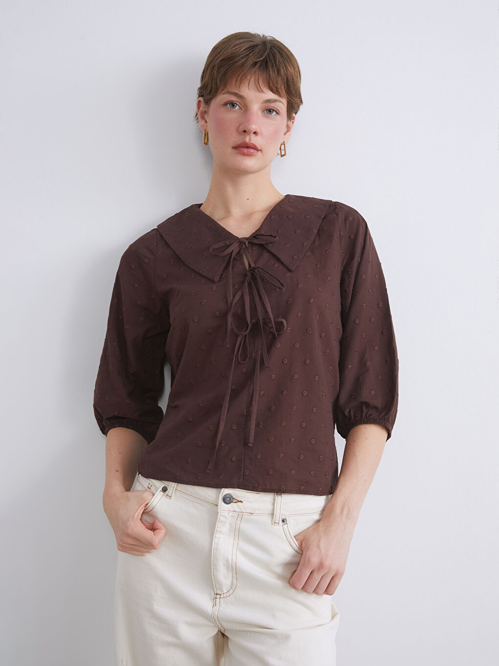 Kahverengi Bebe Yaka Nakışlı Fiyonklu Bluz