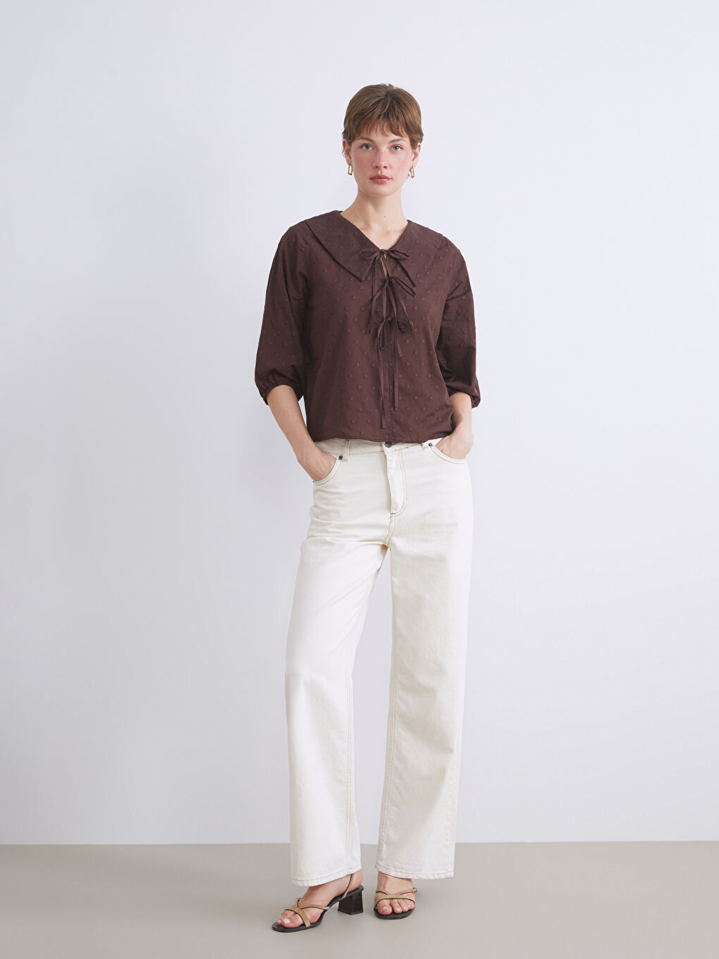 Kahverengi Bebe Yaka Nakışlı Fiyonklu Bluz-1