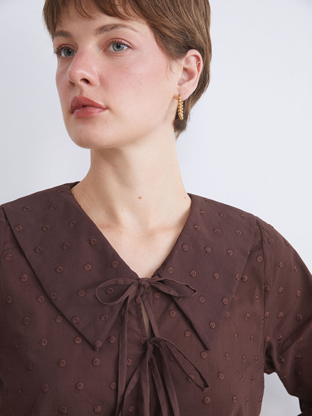 Kahverengi Bebe Yaka Nakışlı Fiyonklu Bluz-2