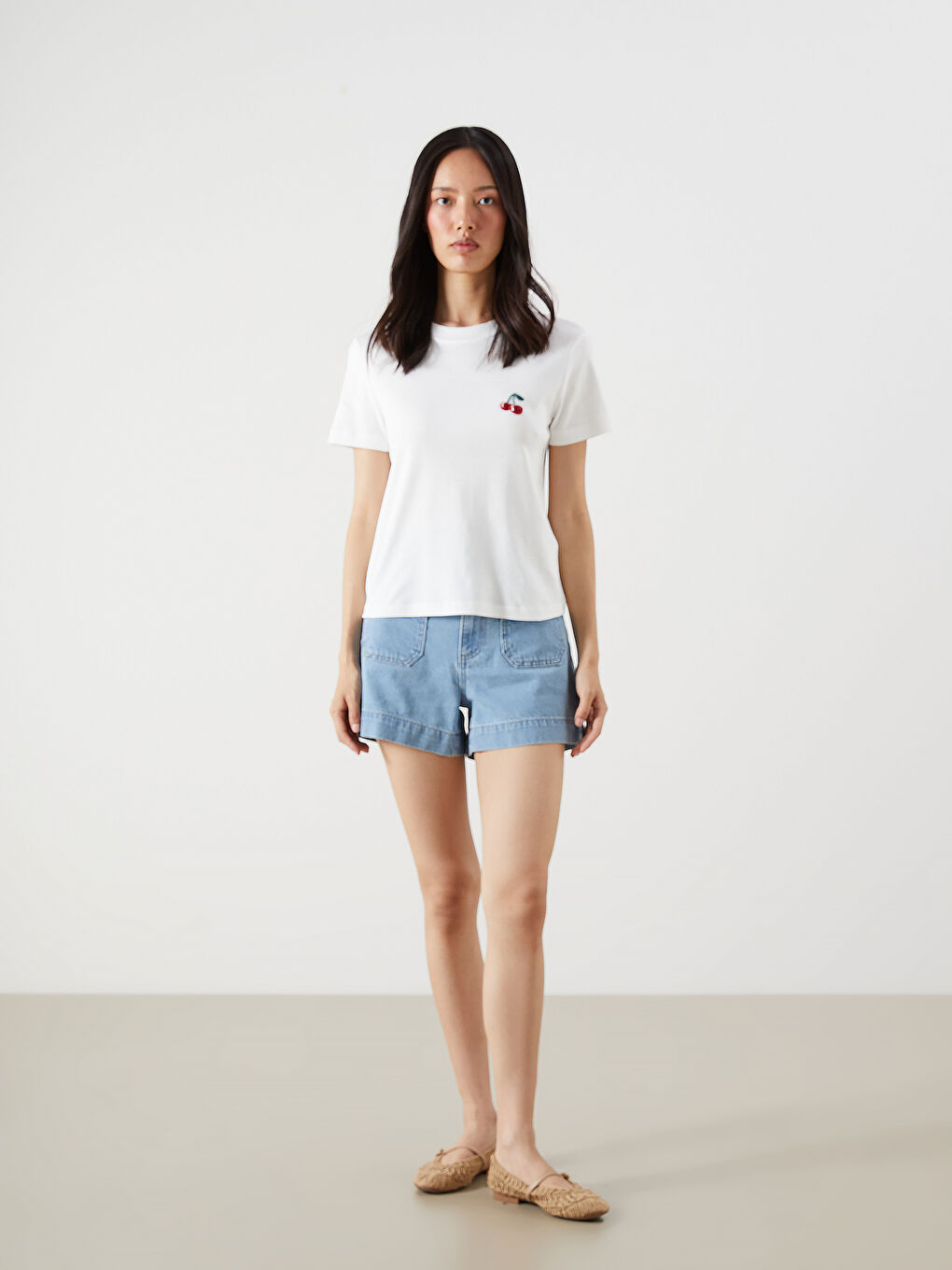 Ekru Bisiklet Yaka Kiraz İşlemeli Kadın Tişört