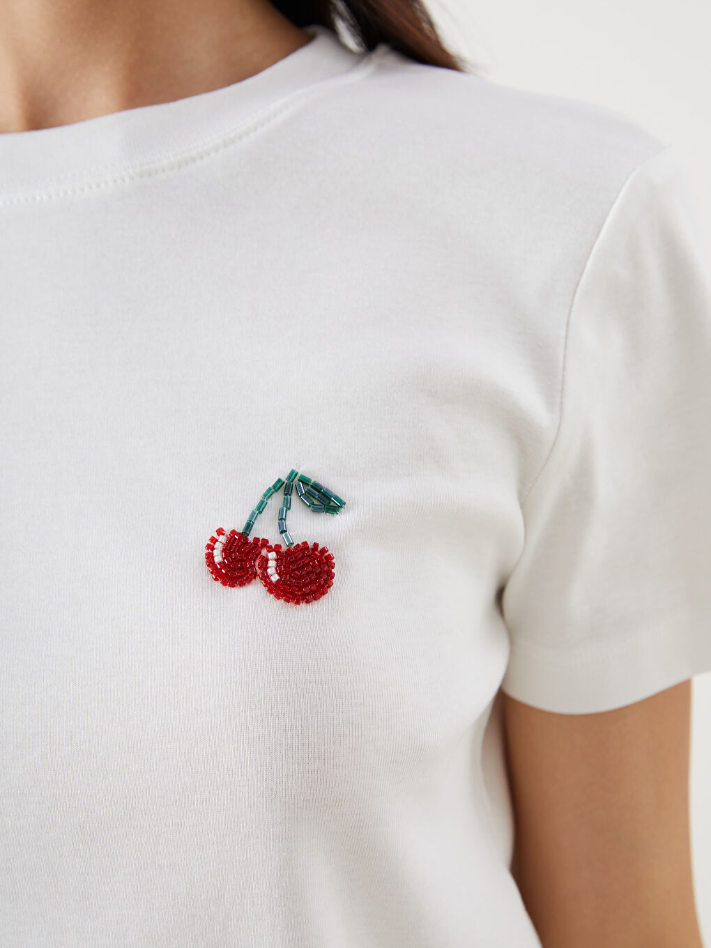 Ekru Bisiklet Yaka Kiraz İşlemeli Kadın Tişört-1