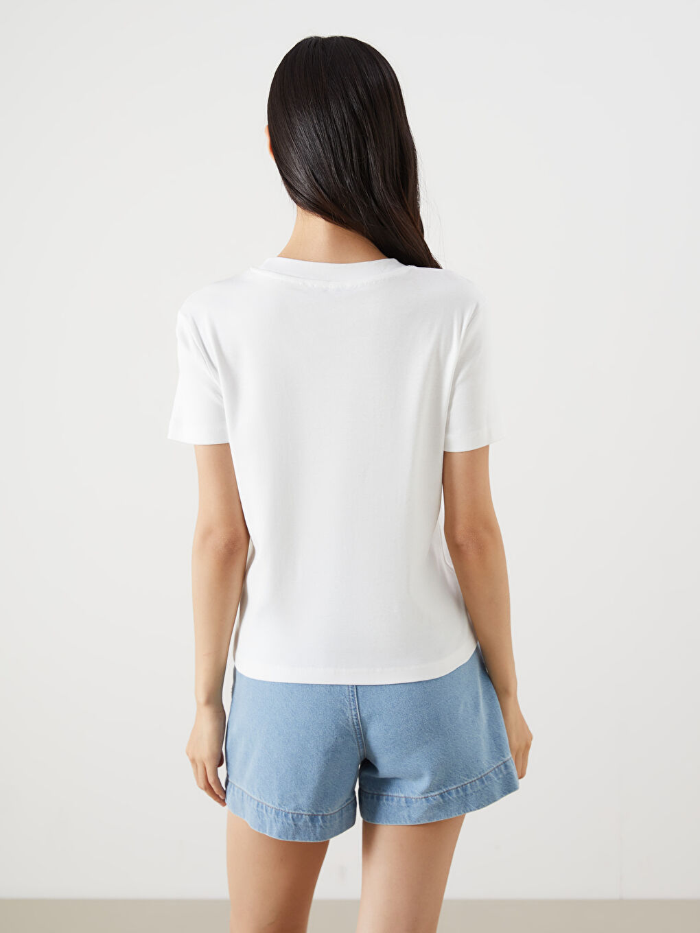 Ekru Bisiklet Yaka Kiraz İşlemeli Kadın Tişört-2