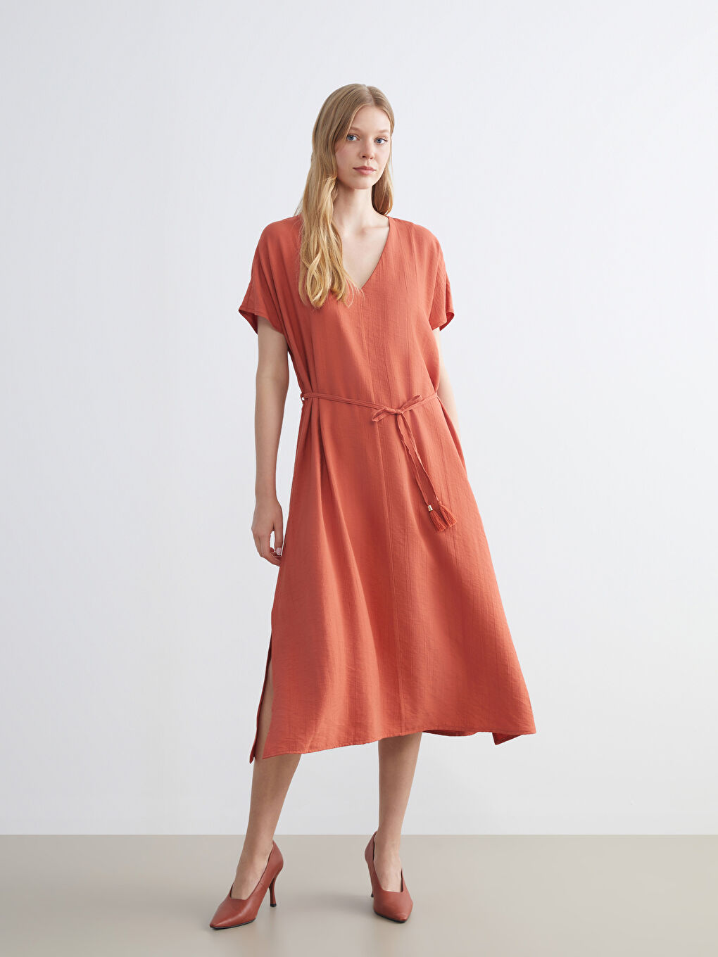 Kahverengi V Yaka Dokulu Elbise-1