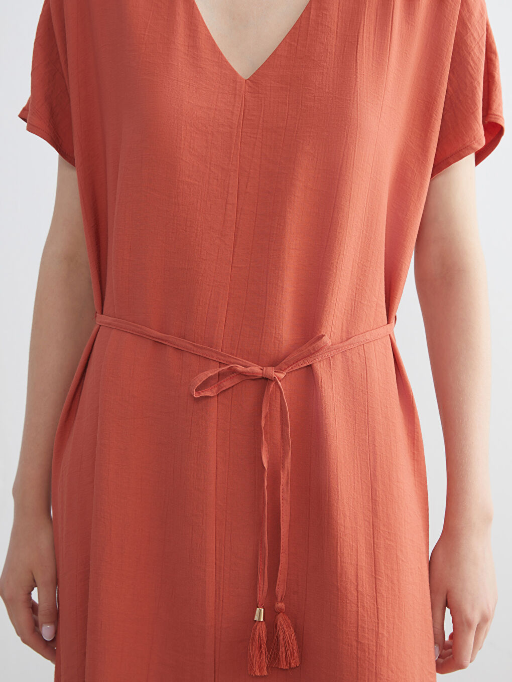 Kahverengi V Yaka Dokulu Elbise-2