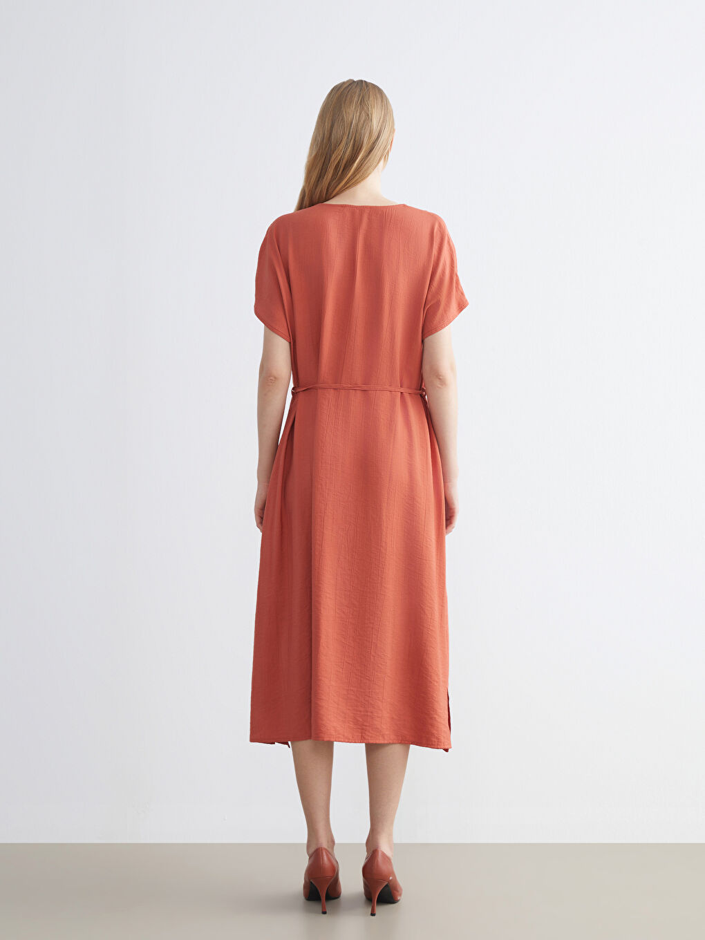 Kahverengi V Yaka Dokulu Elbise-3