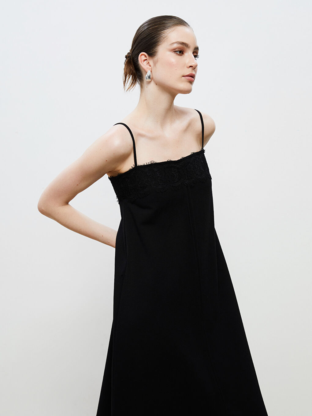 Siyah Kare Yaka Keten Karışımlı Askılı Elbise-1