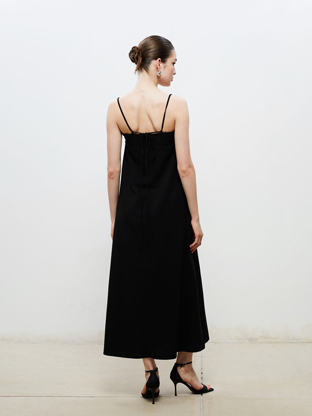 Siyah Kare Yaka Keten Karışımlı Askılı Elbise-3