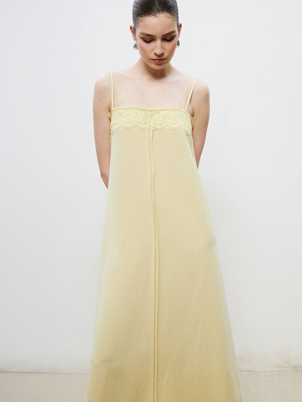 Sarı Kare Yaka Keten Karışımlı Askılı Elbise-1