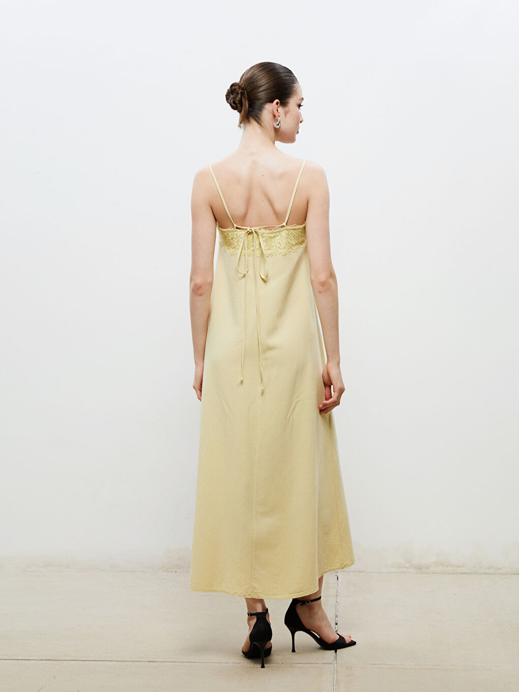 Sarı Kare Yaka Keten Karışımlı Askılı Elbise-3