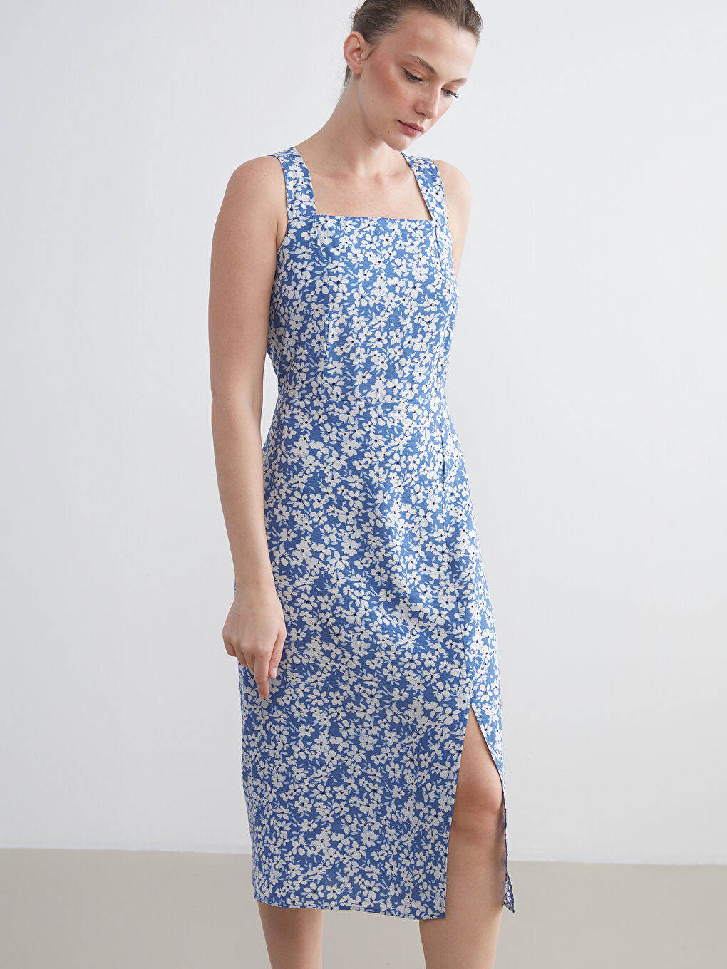 Mavi Kare Yaka Çiçekli Askılı Belden Oturtmalı Elbise