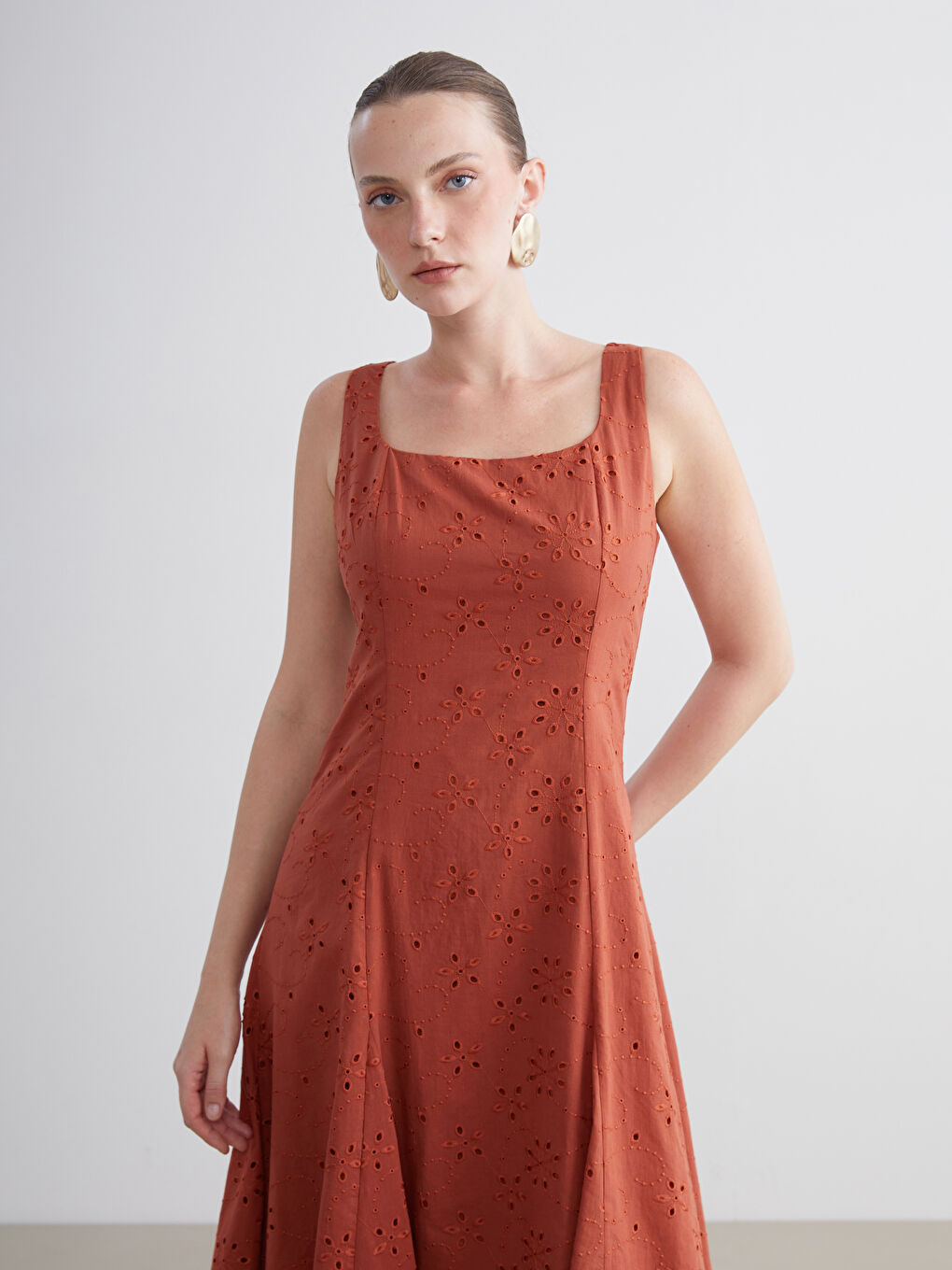 Turuncu Kare Yaka Ajurlu Elbise-1