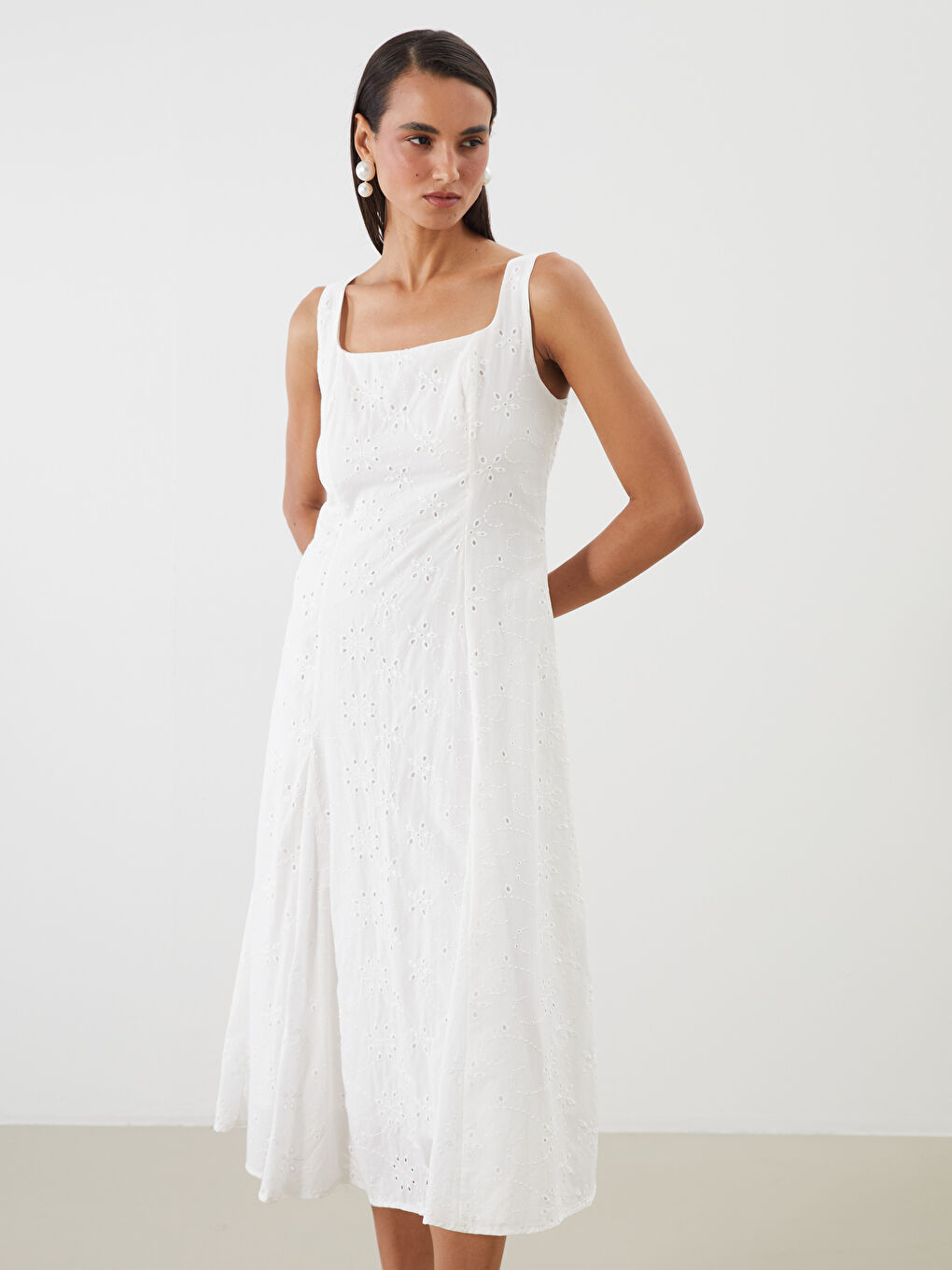 Beyaz Kare Yaka Ajurlu Elbise