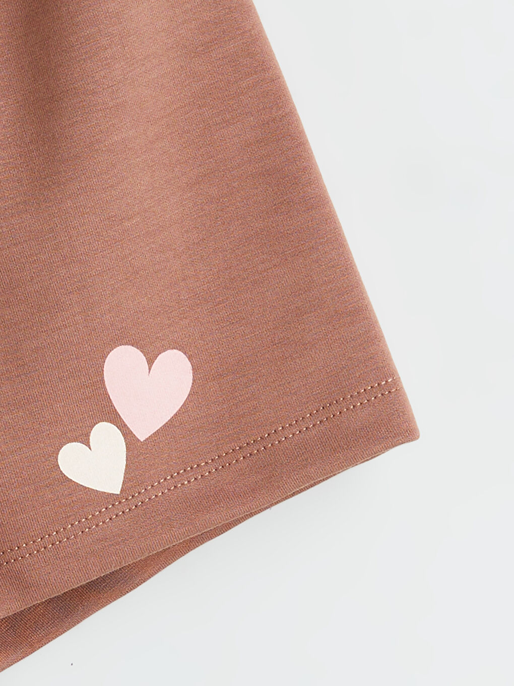 Kahverengi Beli Lastikli Kalp Baskılı Kız Çocuk Şort-1