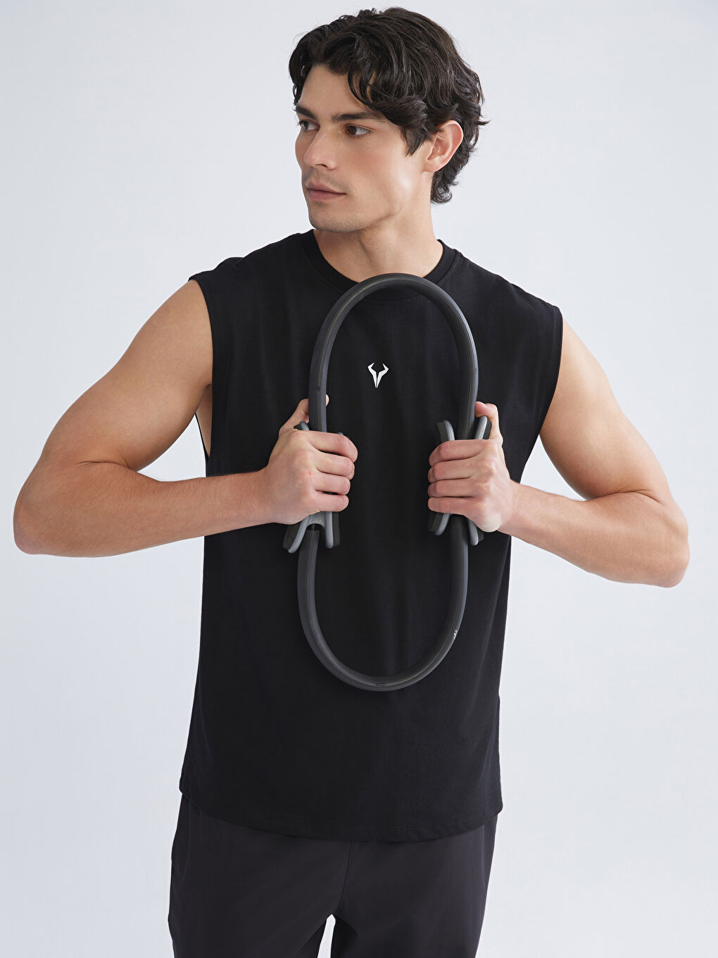 تيشيرت بدون أكمام مطبوع بياقة دائرية للرجال