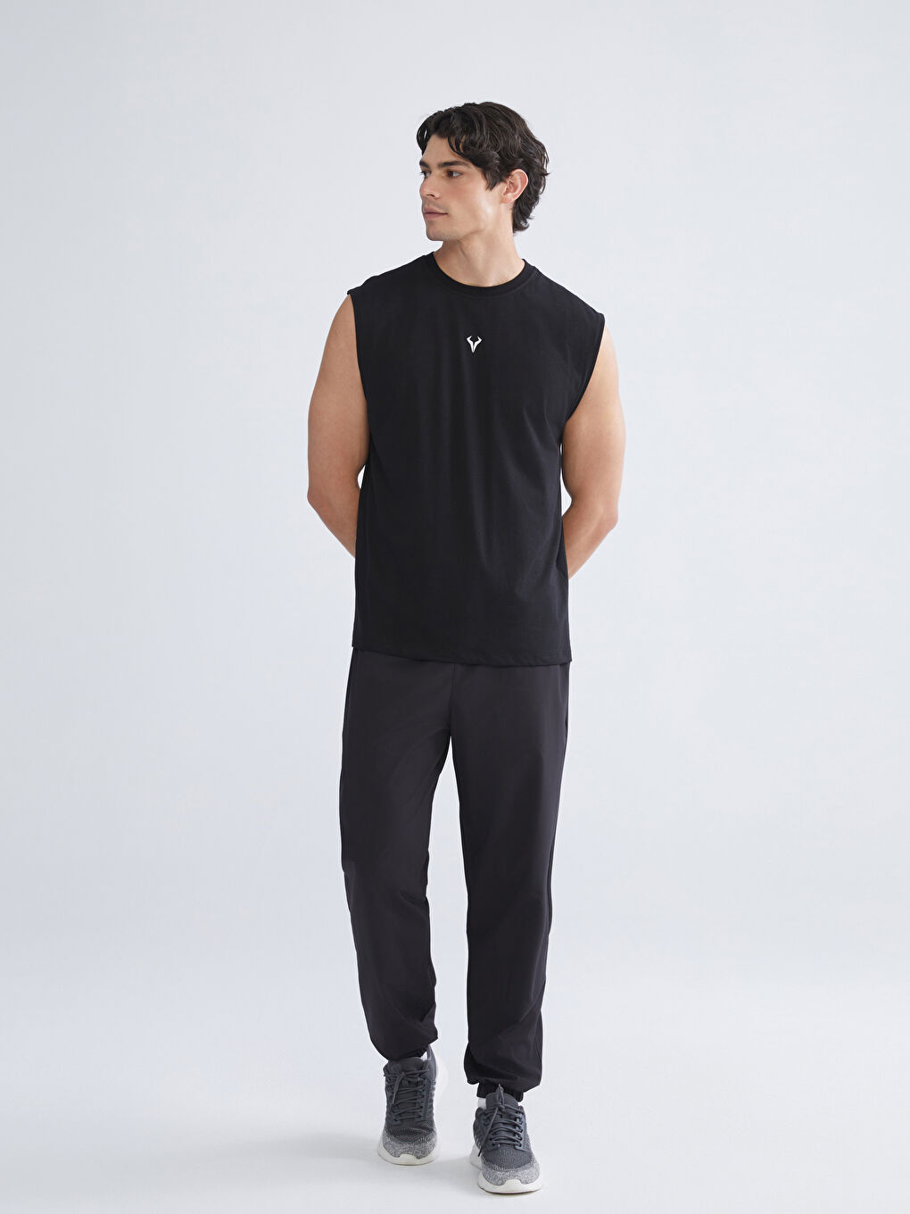 تيشيرت بدون أكمام مطبوع بياقة دائرية للرجال-1