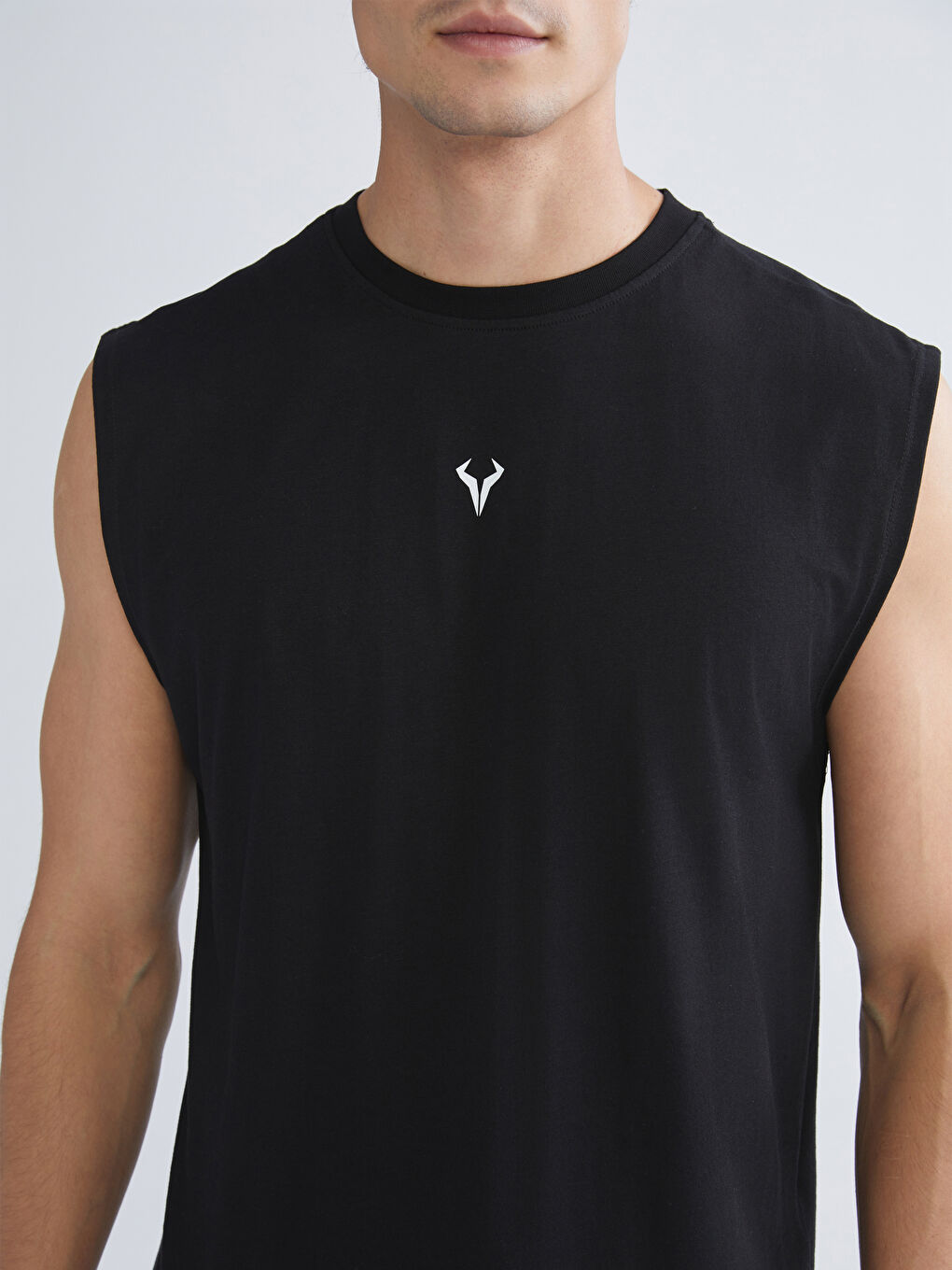 تيشيرت بدون أكمام مطبوع بياقة دائرية للرجال-2