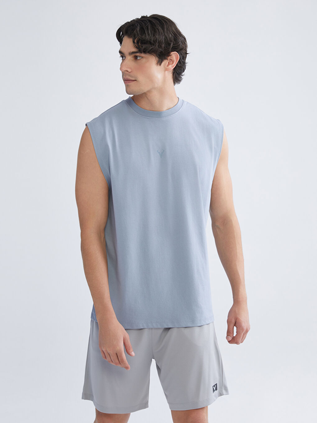 تيشيرت بدون أكمام مطبوع بياقة دائرية للرجال