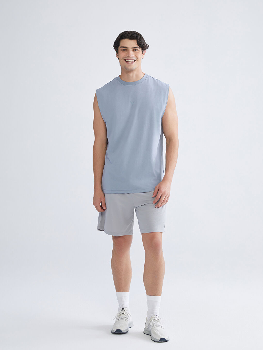 تيشيرت بدون أكمام مطبوع بياقة دائرية للرجال-1