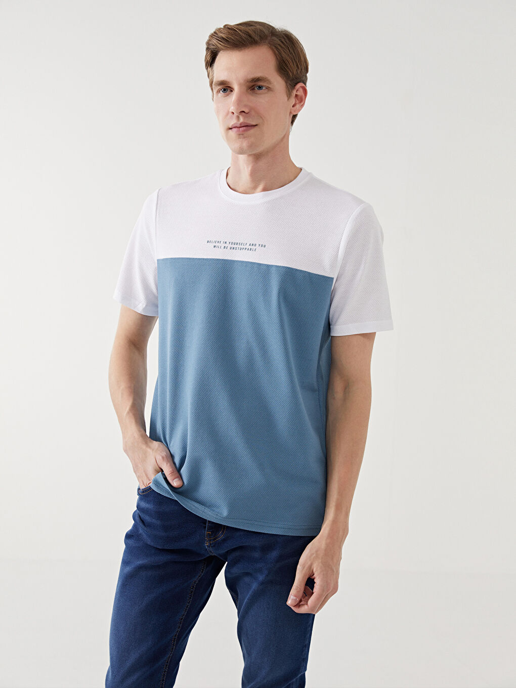 Ерлерге арналған дөңгелек жағалы қысқа жең түрлі-түсті футболка