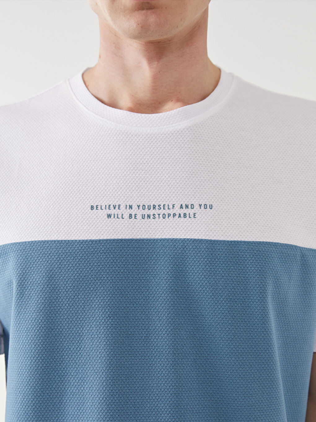 Ерлерге арналған дөңгелек жағалы қысқа жең түрлі-түсті футболка-2