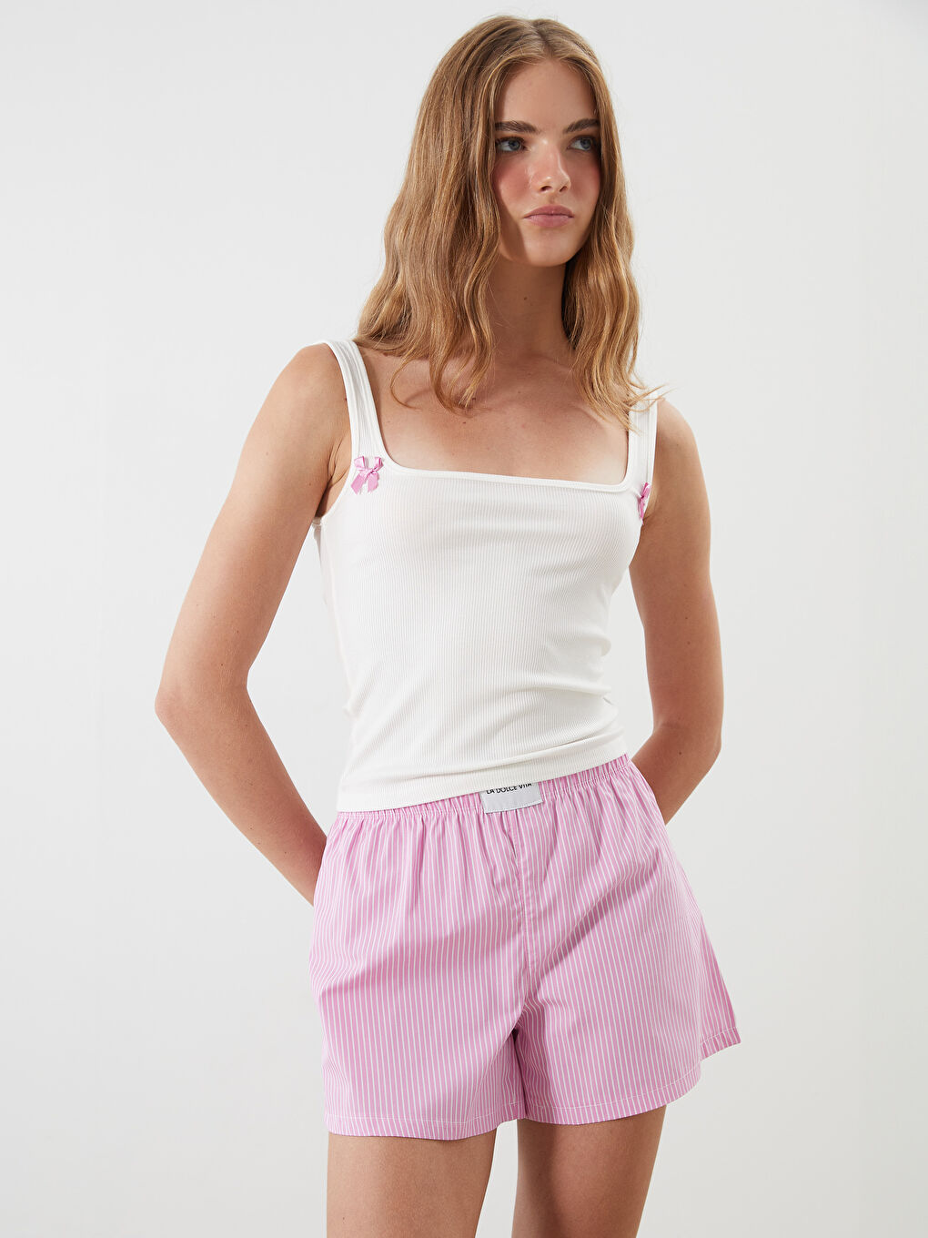 Pembe Kare Yaka Çizgili Kadın Şortlu Pijama Takımı