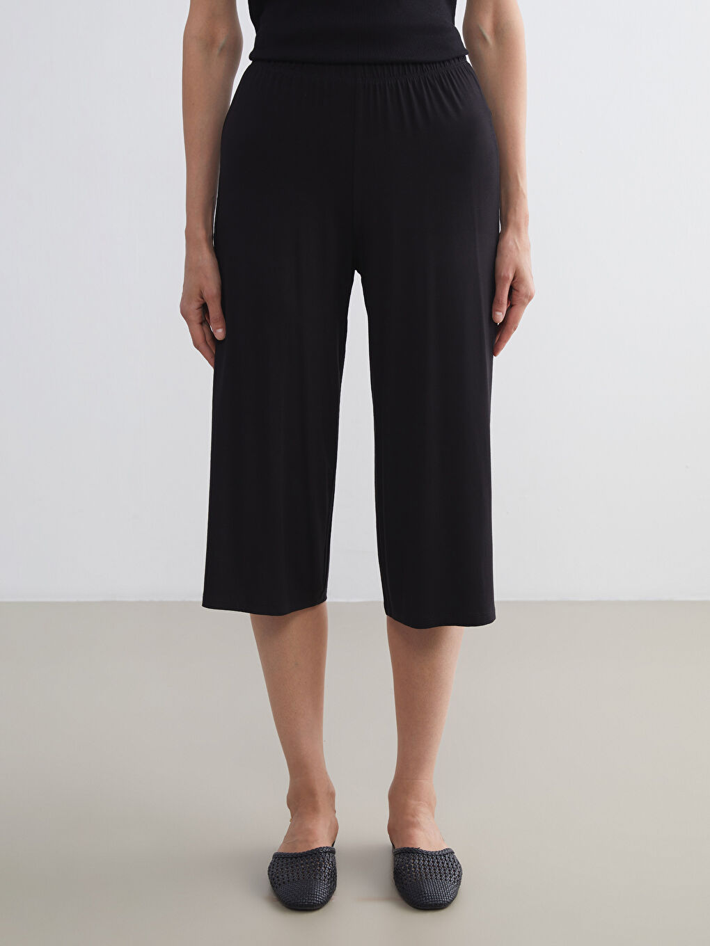 Siyah Beli Lastikli Geniş Paça Kadın Kapri-1
