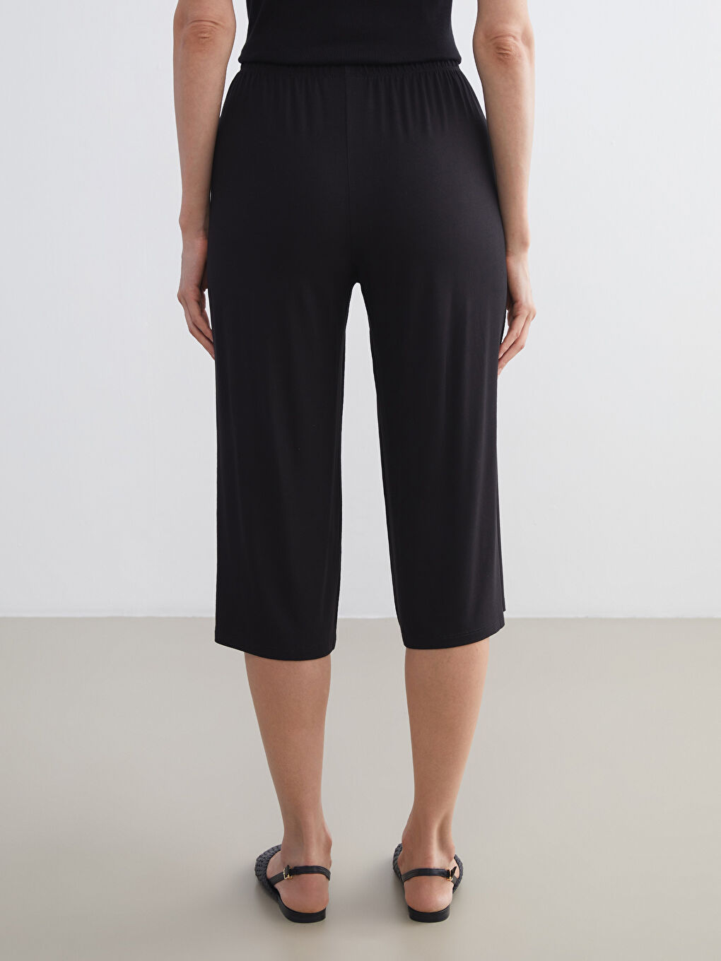 Siyah Beli Lastikli Geniş Paça Kadın Kapri-3