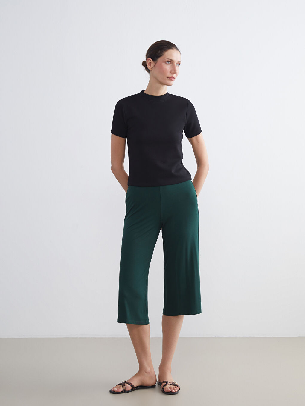 Yeşil Beli Lastikli Geniş Paça Kadın Kapri