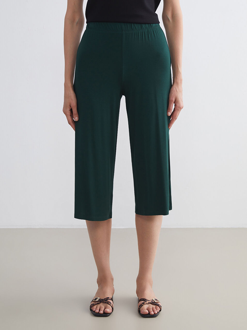 Yeşil Beli Lastikli Geniş Paça Kadın Kapri-1