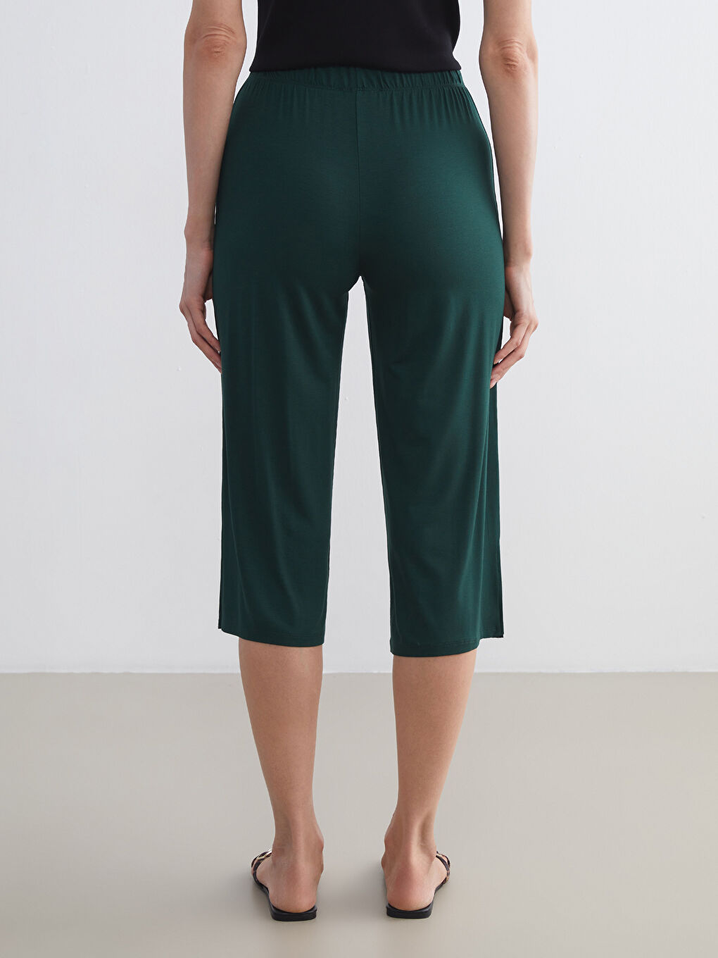 Yeşil Beli Lastikli Geniş Paça Kadın Kapri-3