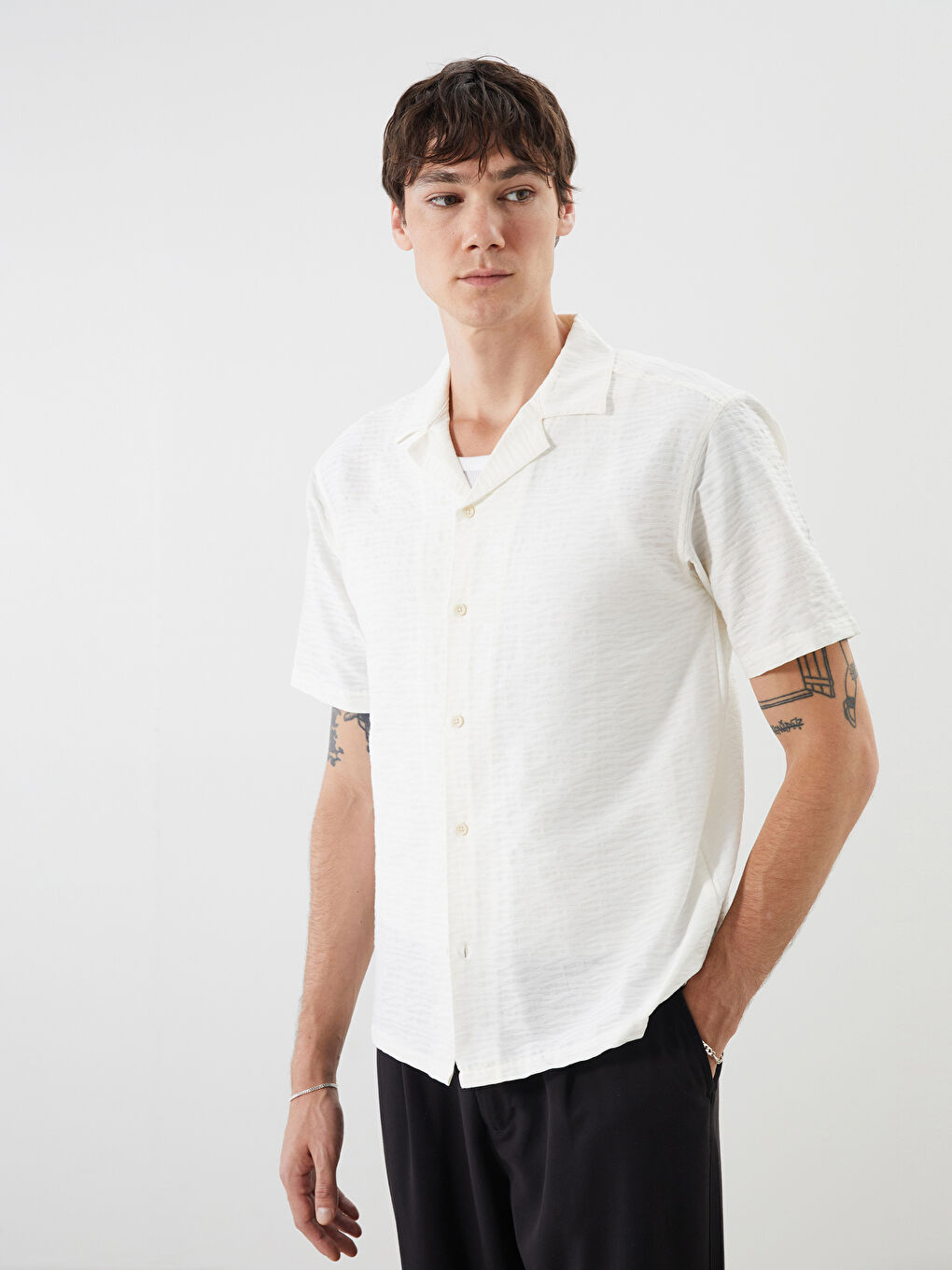 Beyaz Rahat Kalıp Resort Yaka Kısa Kollu Desenli Erkek Gömlek