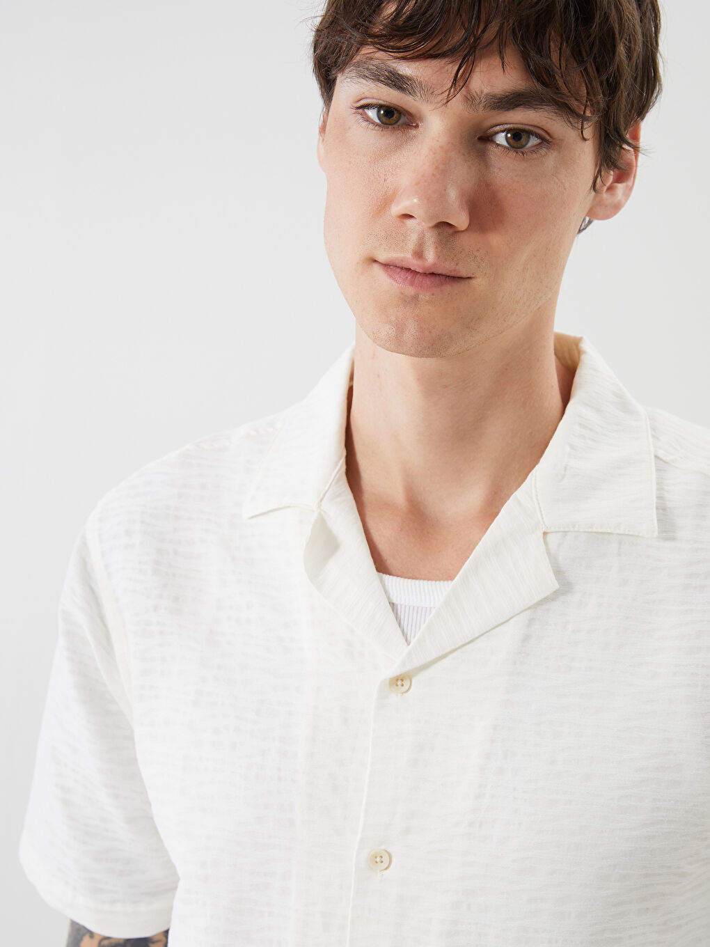 Beyaz Rahat Kalıp Resort Yaka Kısa Kollu Desenli Erkek Gömlek-2