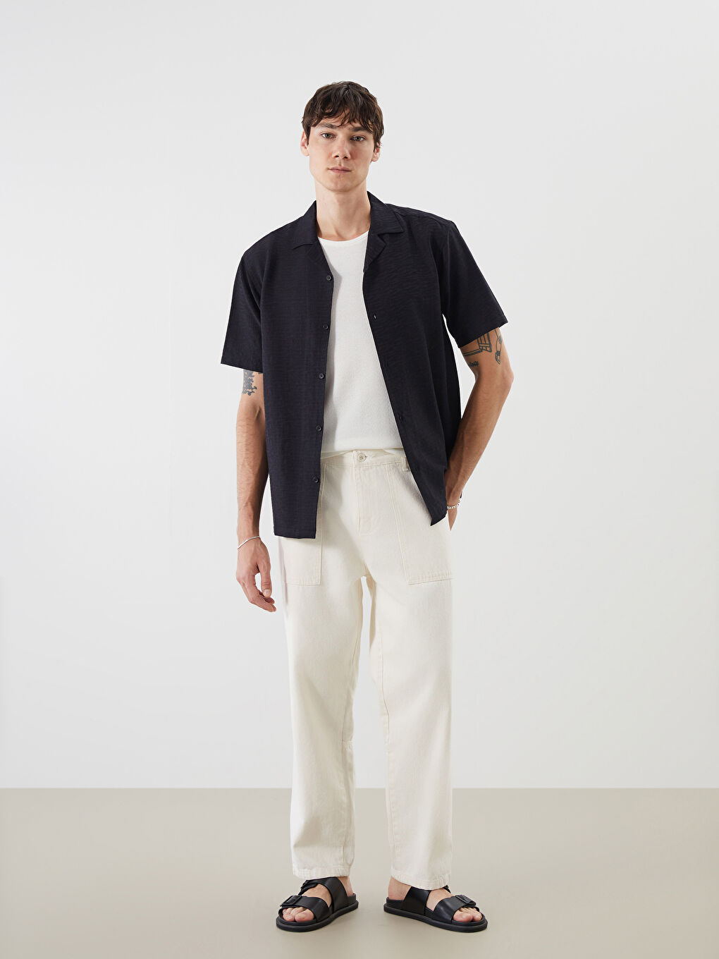 Siyah Rahat Kalıp Resort Yaka Kısa Kollu Desenli Erkek Gömlek-1