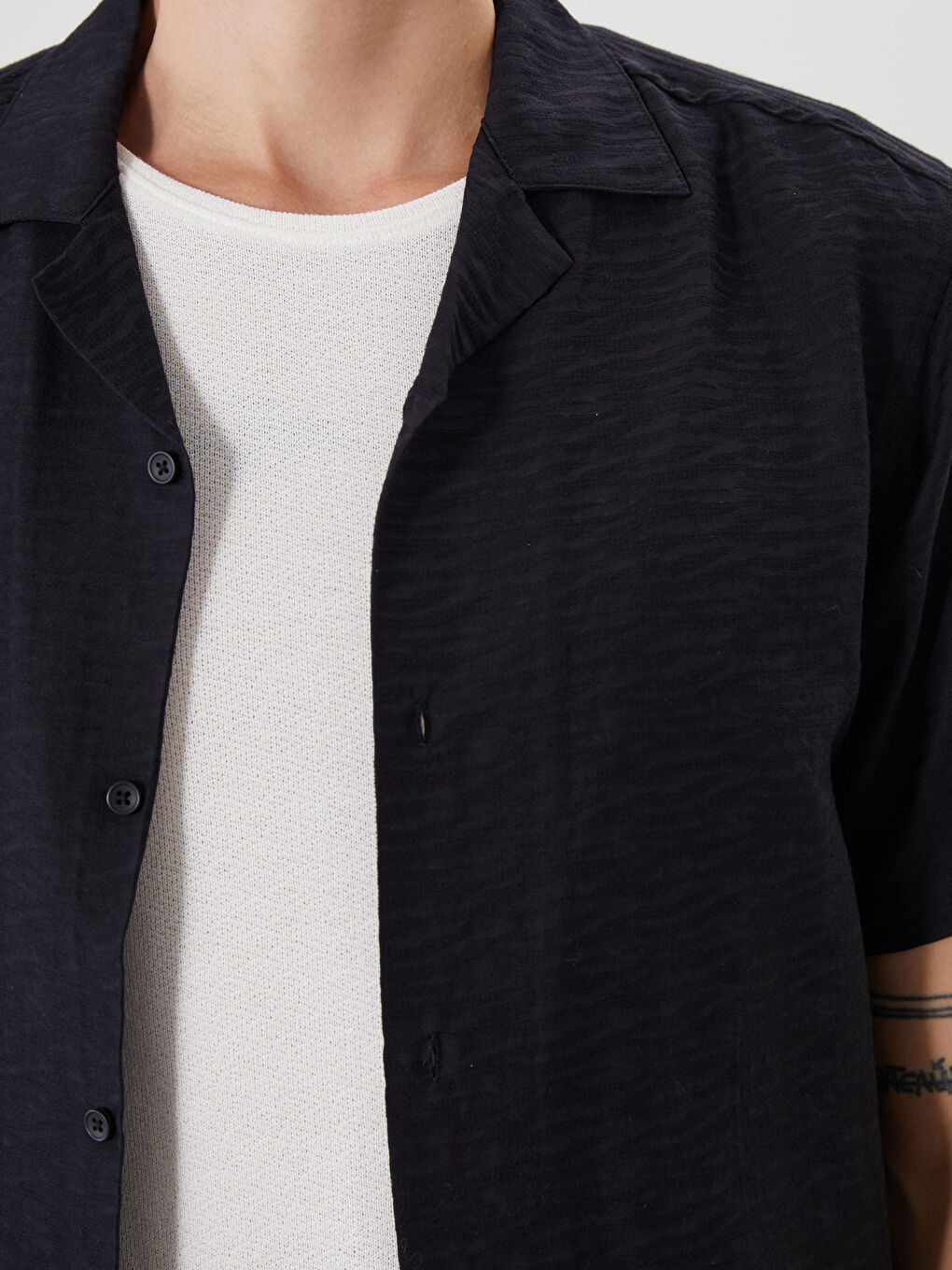 Siyah Rahat Kalıp Resort Yaka Kısa Kollu Desenli Erkek Gömlek-2